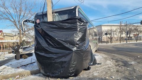 Toshkentda elektrobus yo&lsquo;ldagi muzlama tufayli simyog&lsquo;ochga borib urildi