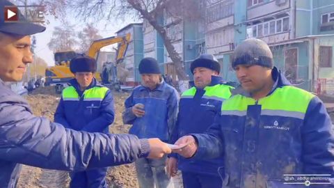 Андижон ҳокимининг сувчиларга тарқатган мукофот пули ҳомийлик маблағлари экани маълум бўлди