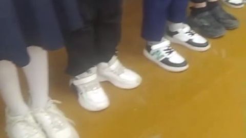 Navoiyda maktabga krossovkada borgan o&lsquo;quvchilar tanbeh eshitdi