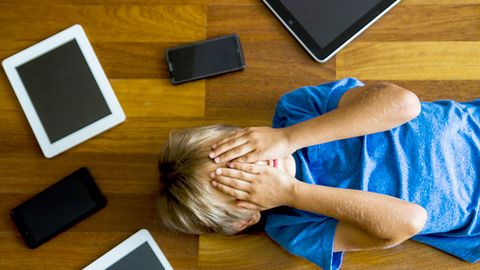 Буюк Британия болалар учун ижтимоий тармоқларни тақиқлаш масаласини кўриб чиқмоқда