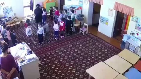 Бошига урган, тепган: Хоразмдаги боғчада тарбиячилар болаларни уриб дарс ўтгани аниқланди (видео)