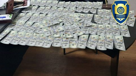 Тошкентга қалбаки 8,9 минг долларни ўтказиш мақсадида олиб келаётган шахс ушланди&nbsp;