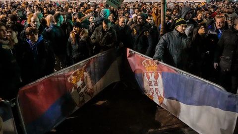 Сербияда президент Вучич партияси парламент сайловларида ғалаба қозонганидан сўнг норозилик намойиши бўлиб ўтди (видео)