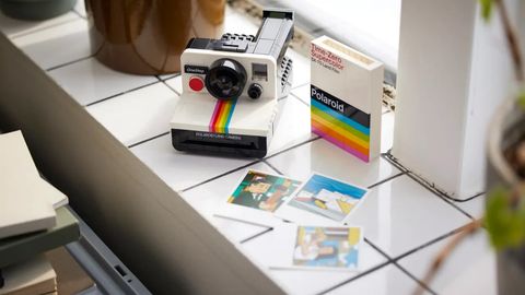 Lego o&lsquo;yinchog&lsquo;idan yasalgan afsonaviy&nbsp;Polaroid&nbsp;fotoapparati taqdim etildi