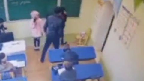 Qashqadaryoda 3-sinf o&lsquo;quvchisini kaltaklagan&nbsp;o&lsquo;qituvchiga chora ko&lsquo;rildi&nbsp;(video)&nbsp;