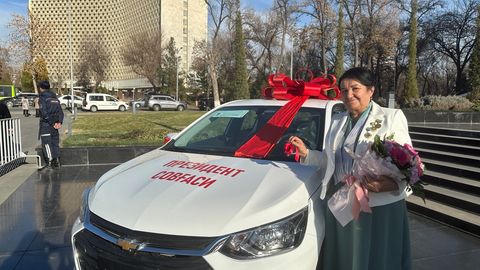 Jizzaxlik boshlang&lsquo;ich sinf o&lsquo;qituvchisi O&lsquo;zbekistonda &ldquo;Yil ayoli&rdquo; deb topildi