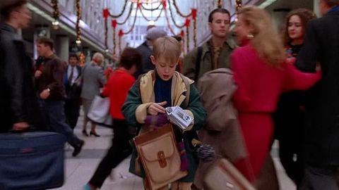 Amerikalik olti yoshli bola tasodifan boshqa shaharga uchib, &ldquo;Uyda yolg&lsquo;iz-2&rdquo; filmidagi Kevinning taqdirini takrorladi