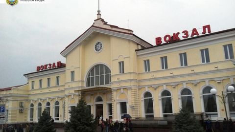 Rossiya Xersondagi evakuatsiya poyezdi turgan vokzalni o&lsquo;qqa tutdi, politsiyachi halok bo&lsquo;ldi (video)