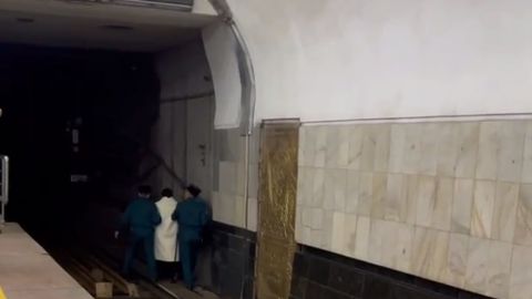 Toshkentda tobi qochgan ayol metro yo&lsquo;liga yiqilib tushdi