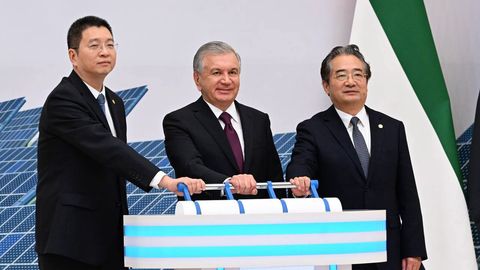 Шавкат Мирзиёев 5 та қуёш ва 1 та шамол электр станцияларини ишга туширди (фото, видео)