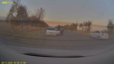 Surxondaryoda aka-uka YPX avtomobilini to&lsquo;xtatib, uning kalitini olmoqchi bo&lsquo;ldi (video)