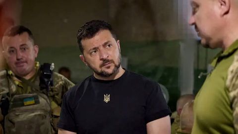Зеленский жанглар давом этаётган Авдеевкадаги украиналик аскарларни бориб кўрди