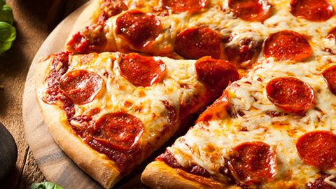 1001 турдаги пишлоқ солинган пицца Гиннеснинг рекордлар китобига кирди