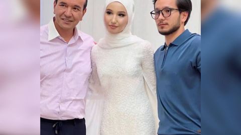 Keksa bir kishi yosh qizni oyoqlari orasiga erkalaydi