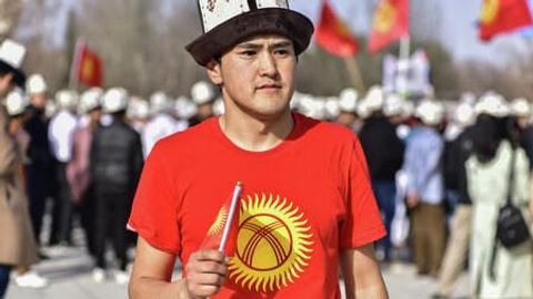 Qirg&lsquo;izistonda davlat ramzlarini paypoq va vizitkalarga tushirish taqiqlanishi mumkin