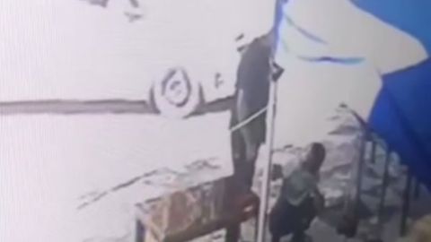 Piskentda erkak o&lsquo;z tanishini do&lsquo;pposlagani aks etgan videoni tarmoqlarda tarqatib yubordi (video)&nbsp;