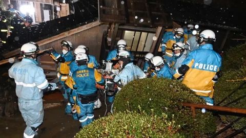Японияда зилзиладан 5 кун ўтиб вайроналар остидан аёл қутқарилди 