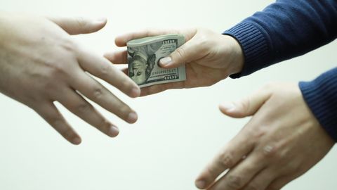 Самарқандда икки нафар солиқ инспекцияси ходими пора билан қўлга тушди&nbsp;