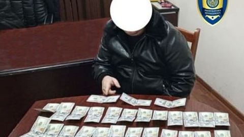 Сирдарёда икки фуқарони 4 минг доллар эвазига ўқишга киритишни ваъда қилган шахс ушланди