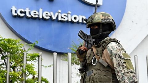 Ekvadordagi tartibsizlik: 10 kishi halok bo&lsquo;ldi, qurolli shaxslar jonli efir olib borayotgan telekanalga bostirib kirdi (video)