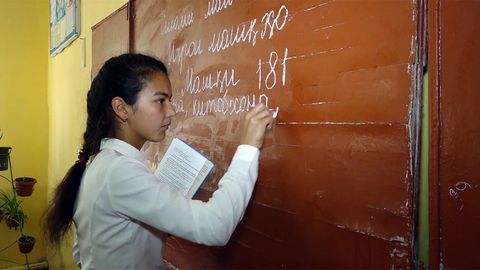 Тожикистон мактаблари 10 балллик баҳолаш тизимига ўтишга тайёрланмоқда