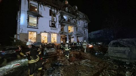 Россиянинг Харьковга ҳужумида меҳмонхона вайрон бўлди, туркиялик журналистлар яраланди (видео)