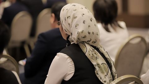 &ldquo;Menga qilingan hurmatsizlik uchun o&lsquo;n hissa javob qaytaraman&rdquo;. Samarqanddagi maktab direktori farrosh to&lsquo;yiga chaqirmagani uchun jazavaga tushgani aytilmoqda (audio)