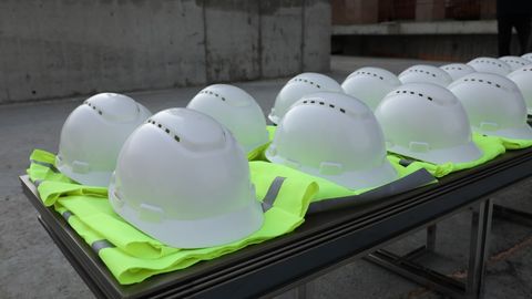 Toshkentda korxona ishchisi rezervuarga to&lsquo;kilayotgan sement ostida qolib ketdi