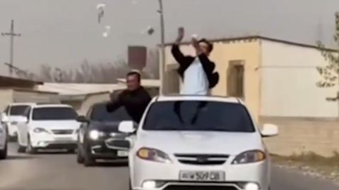 Samarqandda harakatlanayotgan Gentra’dan tanasini chiqarib, soxta dollar sochgan yigitlarga chora ko‘rildi