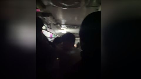 Тошкент метросида поезд вагонларидан бирининг ёритиш чироқлари ўчиб қолди (видео) 