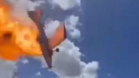 Chilida o&lsquo;rmon yong&lsquo;inlari bilan kurashayotgan samolyot katta yo&lsquo;lga qulab, yonib ketdi (video)