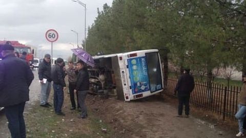 Samarqandda yuk mashinasi bilan to&lsquo;qnashgan Isuzu avtobusi ag&lsquo;darilib ketdi