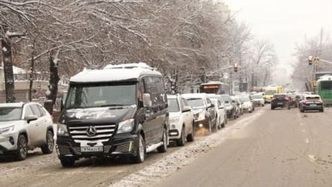 Olmaotada qalin qor yog‘ib, 10 ballik tirbandlik yuzaga keldi (foto)