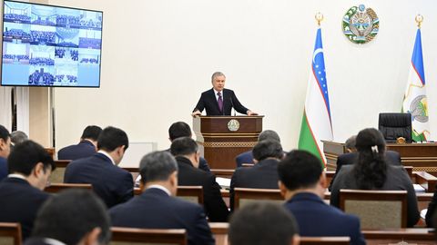 President Mirziyoyev criticizes officials over insufficient investment initiatives
