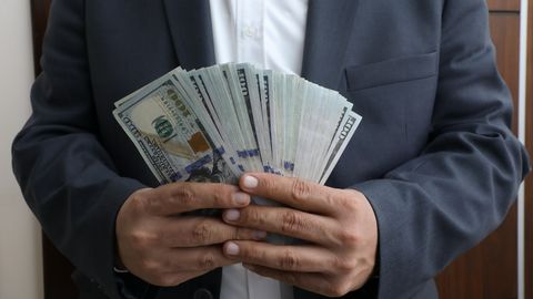 Toshkent va Navoiyda bir qator valyutafurushlar faoliyatiga chek qo&lsquo;yildi
