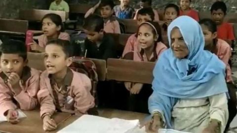 Hindistonda 92 yoshli ayol tekin tushlik sabab ilk bor maktabga bormoqda (video)