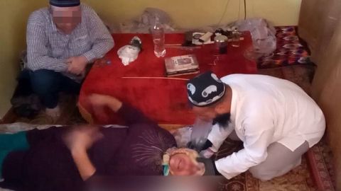 Тошкент вилоятида икки эркак “жин чиқариш”ини айтиб, аёлни ўз уйида ўлдириб қўйди 