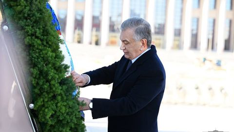 Шавкат Мирзиёев Пекиндаги Халқ қаҳрамонлари ёдгорлиги пойига гулчамбар қўйди (фото)