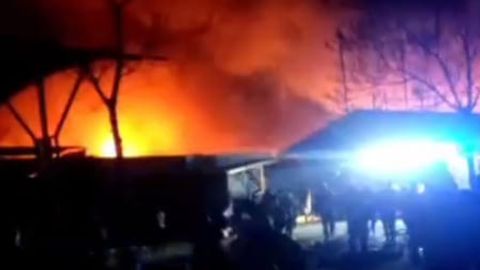 O&lsquo;nta ekipaj jalb etildi: Andijondagi bozorda yong&lsquo;in chiqdi (video)