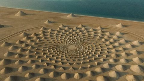 &nbsp;Abu-Dabida 448 ta piramidadan ajoyib sanʼat asari yaratildi (foto)