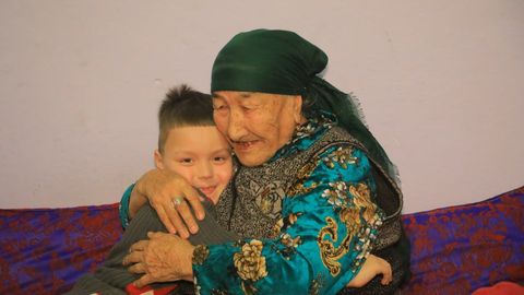 “Умримнинг борича сан ёримни дерман”. 90 ёшида қўшиқ айтаётган наманганлик онахон (видео)  