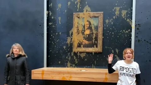 Luvrda ekofaollar &ldquo;Mona Liza&rdquo; kartinasiga sho&lsquo;rva sepib tashladi (video)