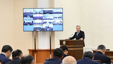 Шавкат Мирзиёев поручил решить вопрос с отказом от бензина АИ-80