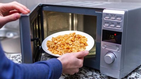 Mikroto&lsquo;lqinli pechdan foydalanish saratonga sabab bo&lsquo;ladimi? Mutaxassis javob beradi