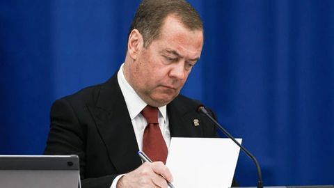 Медведев Курил оролларига янги қуроллар жойлаштириш режаларини маълум қилди