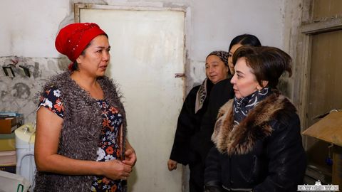 Yakkasaroy hokimi unga murojaat qilib, uy ta&rsquo;miri va sog&lsquo;lig&lsquo;idan shikoyat qilgan ayol xonadoniga bordi&nbsp;
