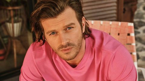 Turkiyalik aktyor Kivanch Tatlitug&lsquo; oilasi bilan vatanini tark etmoqda