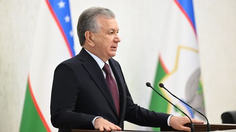 Шавкат Мирзиёев маҳалла раислари мактабда тарбия ва давомат масалалари билан қизиқмаётгани ҳақида гапирди