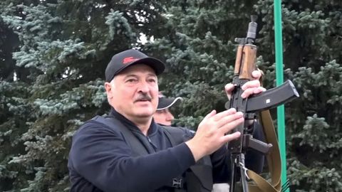 Lukashenko harbiylarga fuqarolarga qarata o&lsquo;q uzishga ruxsat berdi