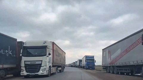 Тожикистон-Ўзбекистон чегарасида ўнлаб юк машиналари қолиб кетди